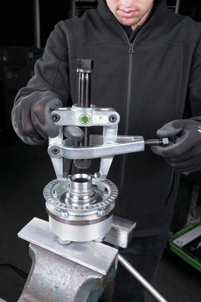 Kukko 2Arm Bearing Puller with Side Clamp & Adapter 204V For Sale