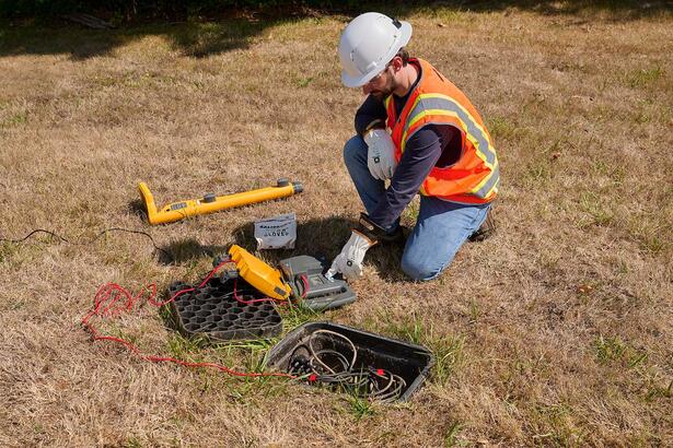 Fluke SmartTrace 2082BT-P Premium Underground Utility Locator Kit
