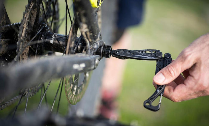 Leatherman 7 Tool Skeletool Lightweight Multi-Tool with Combo Knife Black