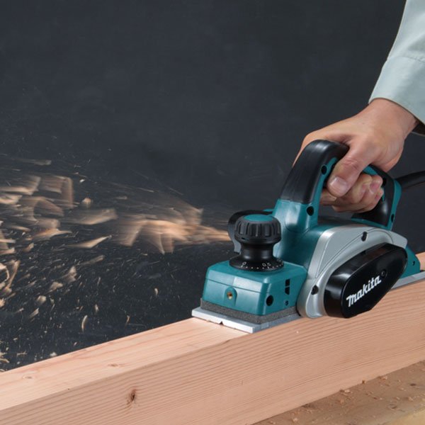 Makita 82mm (3-1/4in) Planer 620W